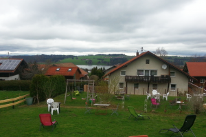 Garten am Gästehaus Käskucha im Allgäu mit Blick zum Rottachsee
