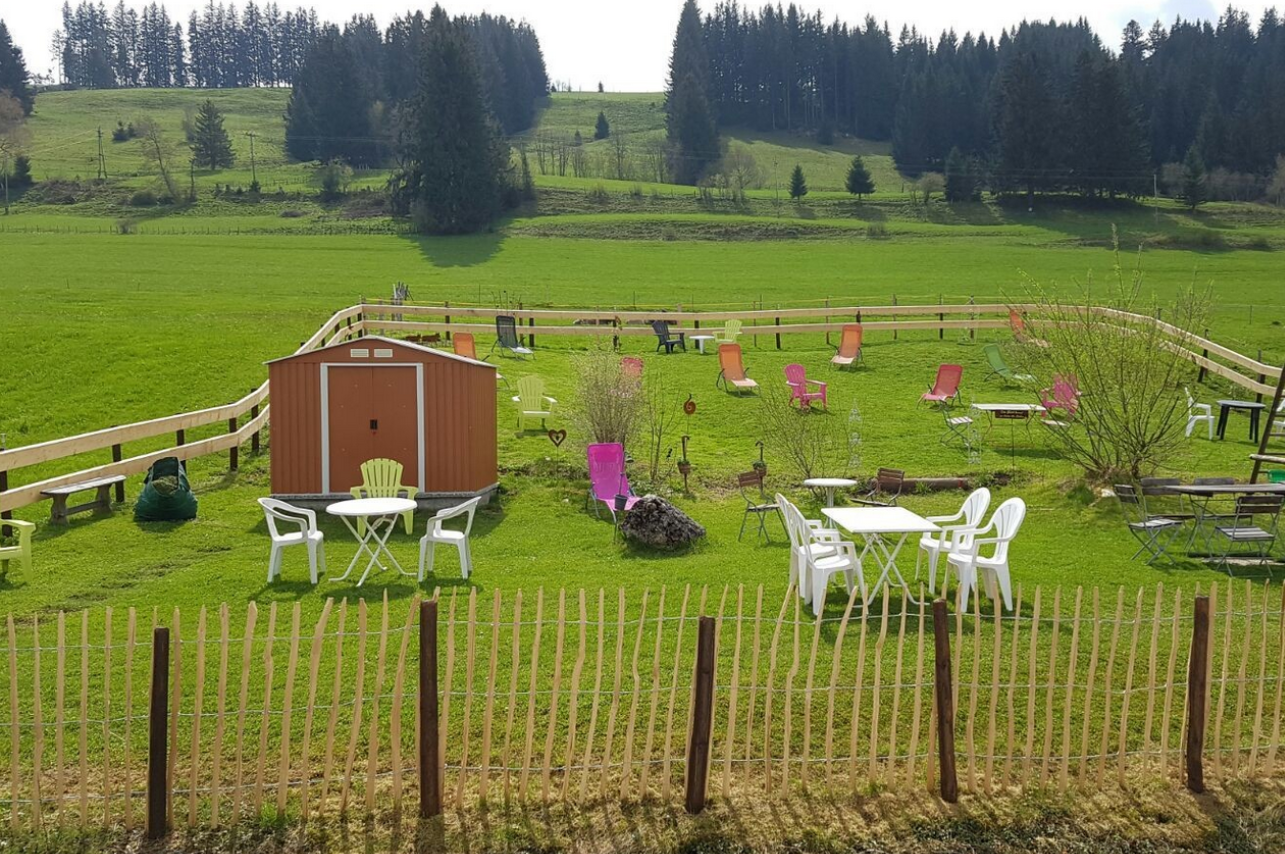 Garten am Gästehaus Käskucha im Allgäu – ideal für große Gruppen, nahe Rottachsee