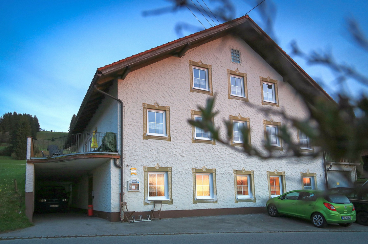 Frontansicht vom Gästehaus Käskucha im Allgäu nahe Rottachsee