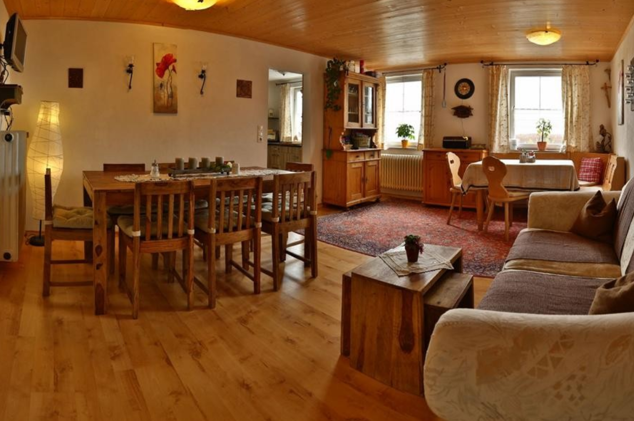Aufenthaltsraum im Obergeschoss der Ferienwohnung im Gästehaus Käskucha im Allgäu – gemütlich für Gruppen und Familien