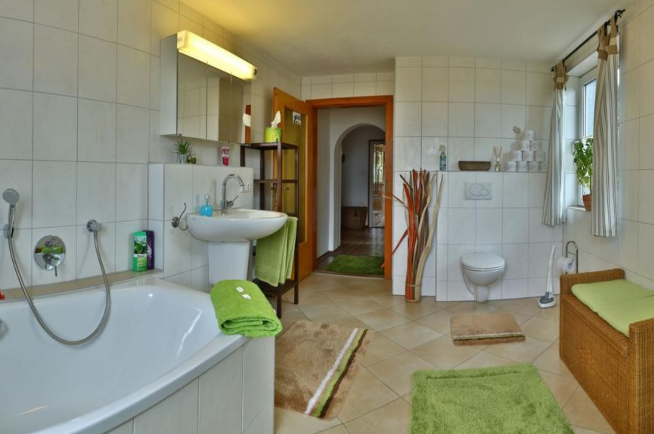 Badezimmer im Obergeschoss der Ferienwohnung im Gästehaus Käskucha im Allgäu