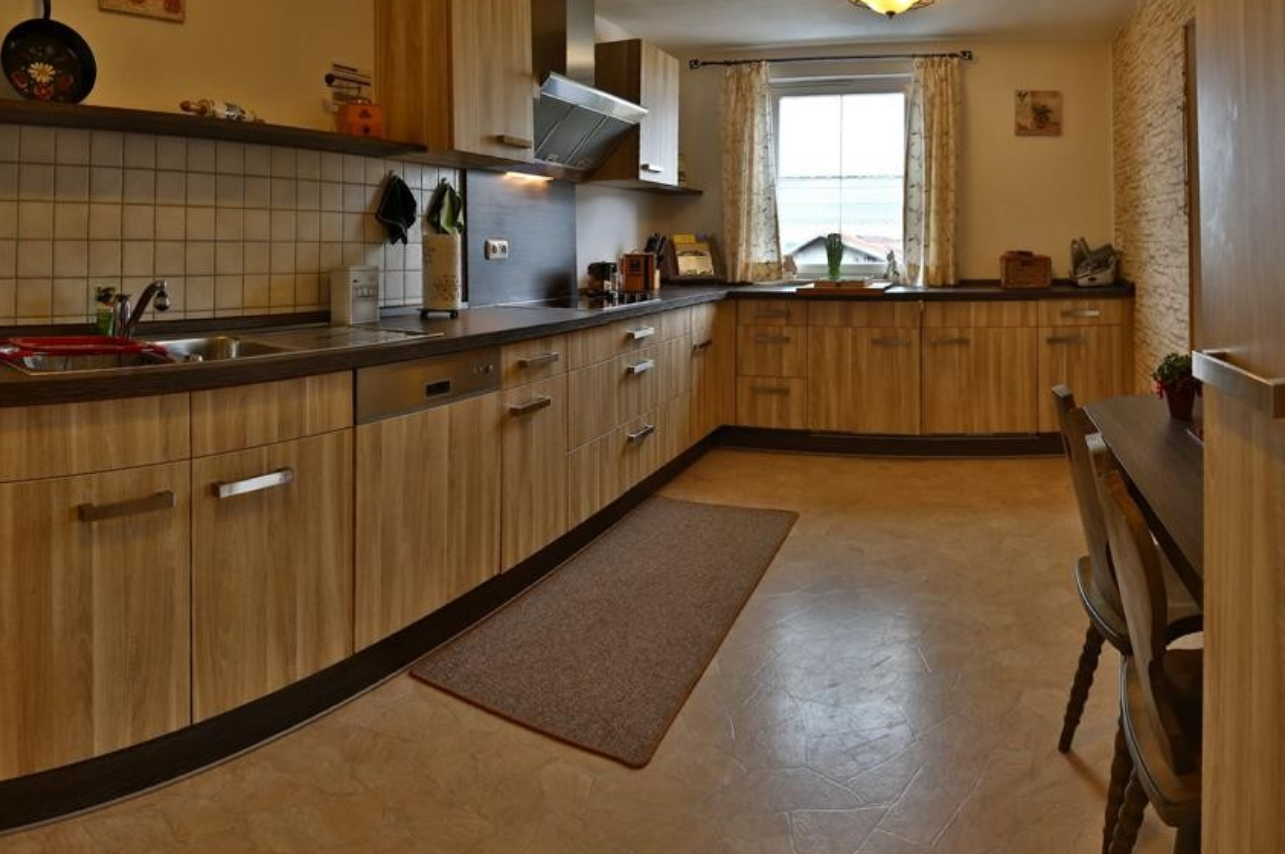Küche im Obergeschoss der Ferienwohnung im Gästehaus Käskucha im Allgäu – ideal zum Kochen für große Gruppen