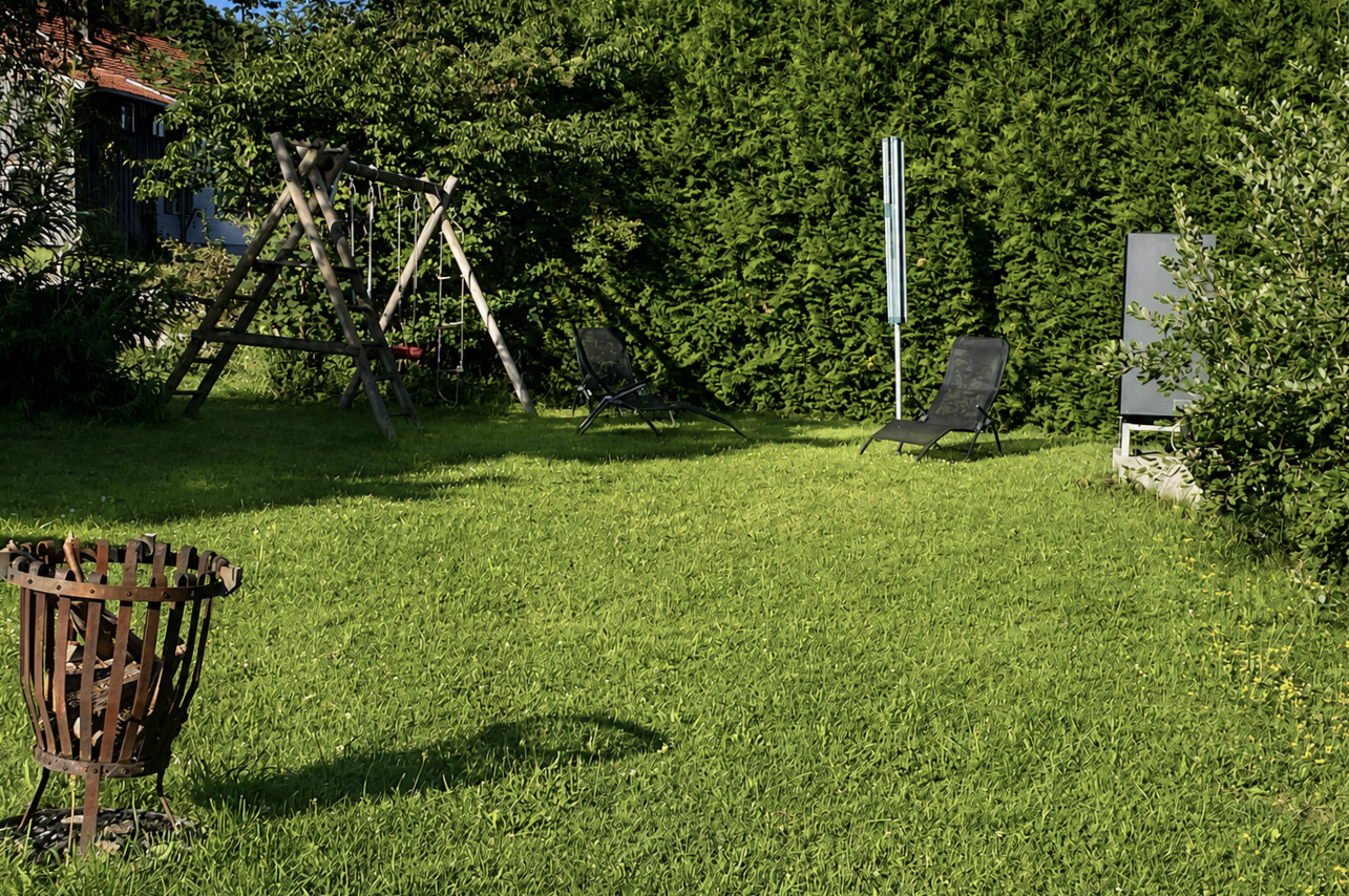Garten am Gästehaus Käskucha im Allgäu – ideal für große Gruppen, nahe Rottachsee