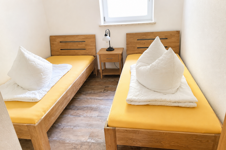 Zweibettzimmer mit zwei Einzelbetten im Gästehaus Alte Käskucha im Allgäu nahe Rottachsee