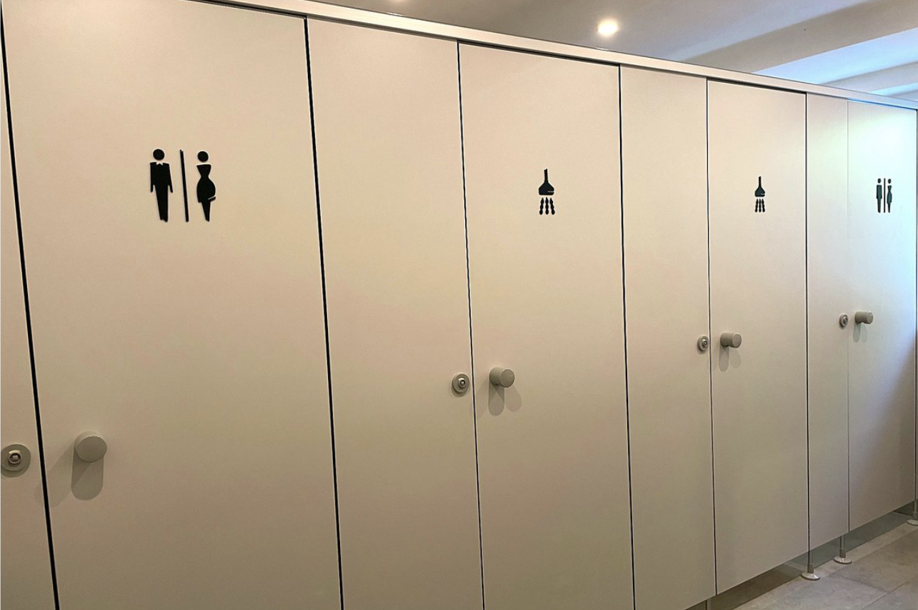 Sanitärbereich im Gästehaus Alte Käskucha im Allgäu nahe Rottachsee mit zwei Toiletten und zwei Duschen